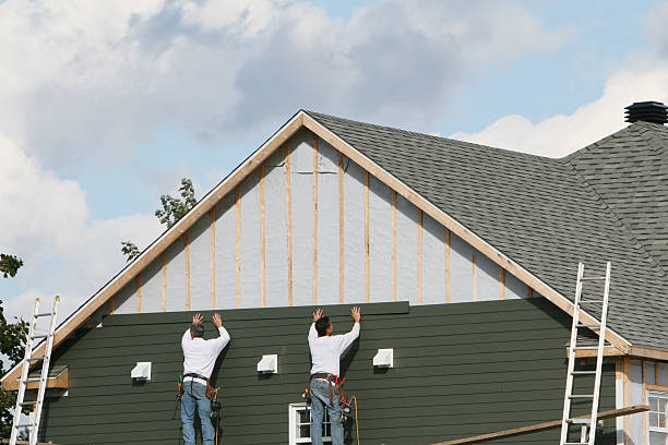Professional Siding Contractor technician working in Nederland, TX